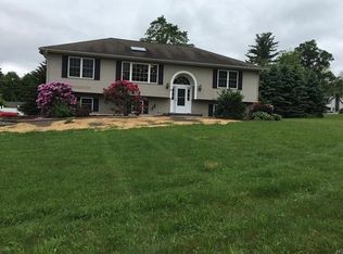 2 Graystone Ct, Wallkill, NY 12589