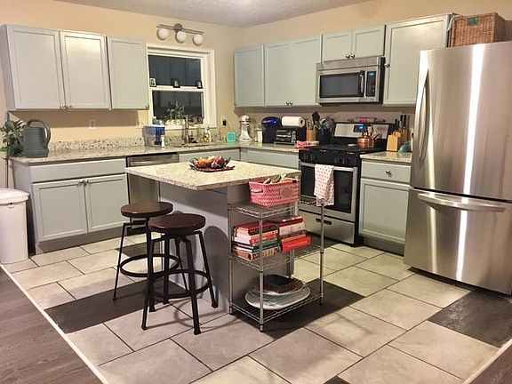 3rd image of 2527 Carolyn Dr SE