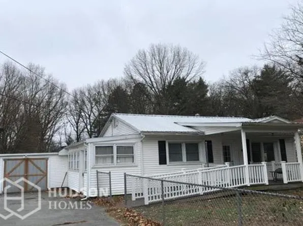 32 Fairview Ln, Hudson Falls, NY 12839