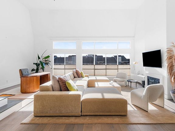 5th image of 11690 Montana Ave #Penthouse 303