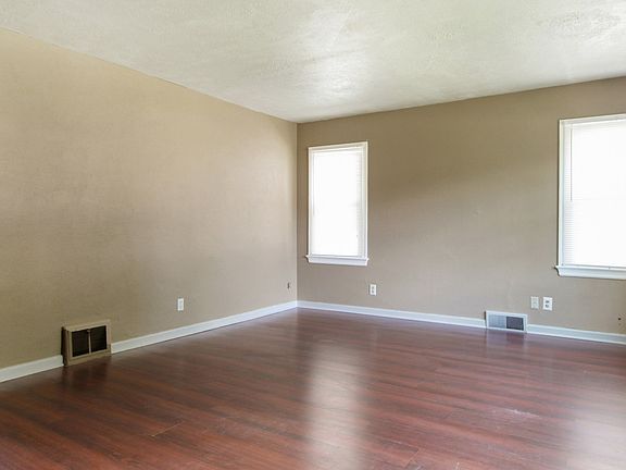 4th image of 2025 Hollywood Pl