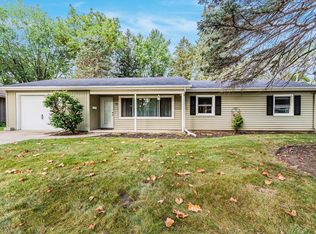 18 S Sycamore Ln, North Aurora, IL 60542