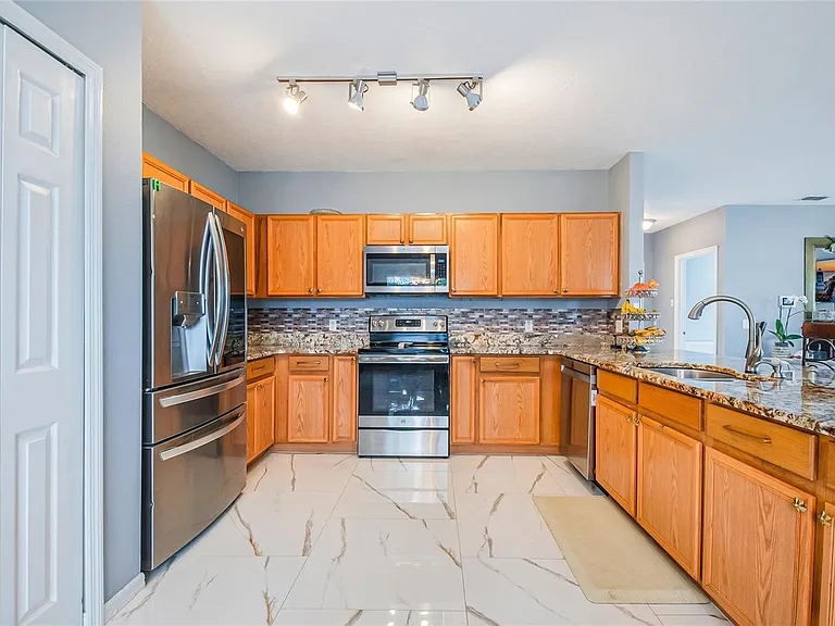 554 Bristol Cir — Photo 11