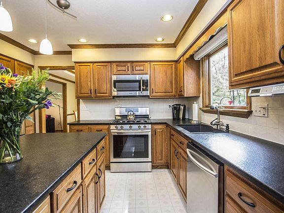 5th image of 175 Granby Pl W