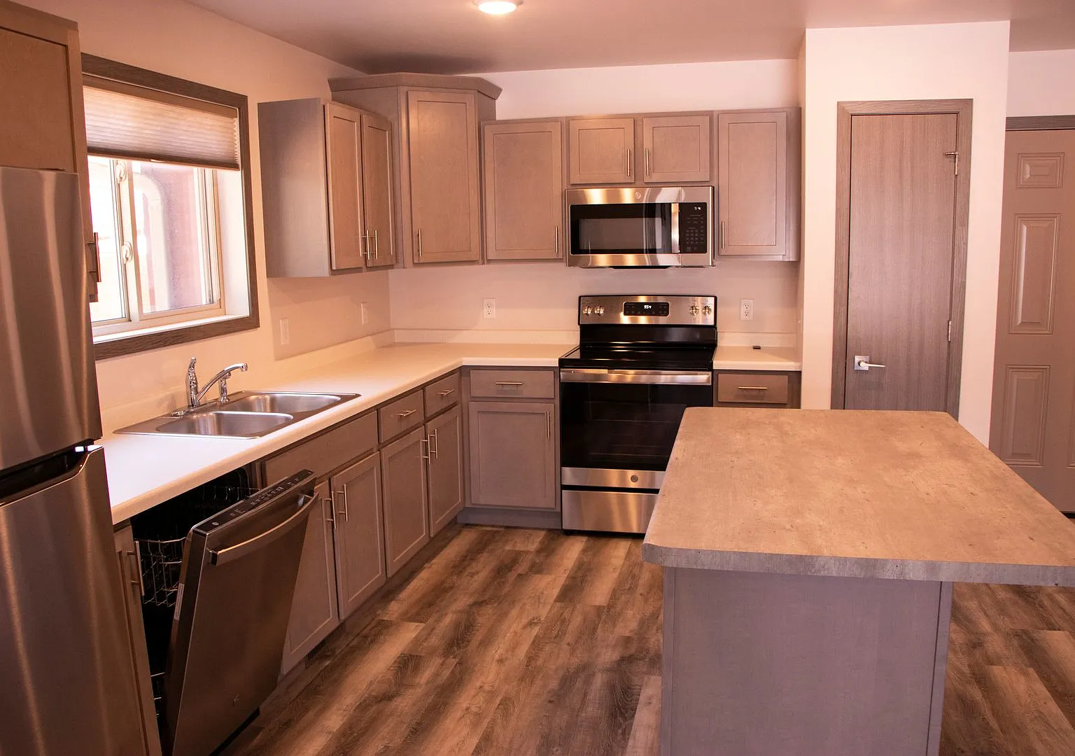 2 Bedroom Townhome! Part of 6-Plex — Photo 3