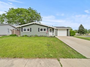 427 Cedarcrest Dr, Streamwood, IL