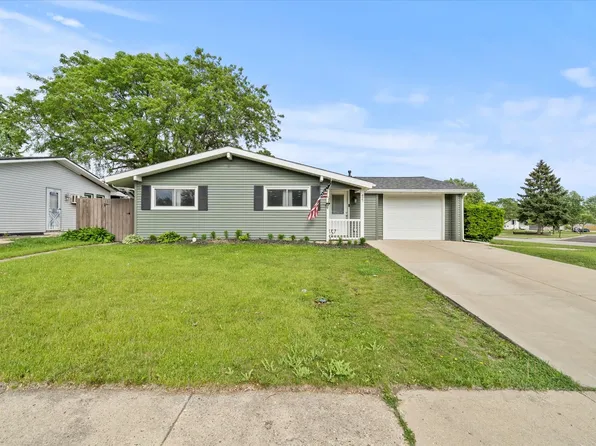 427 Cedarcrest Dr, Streamwood, IL 60107