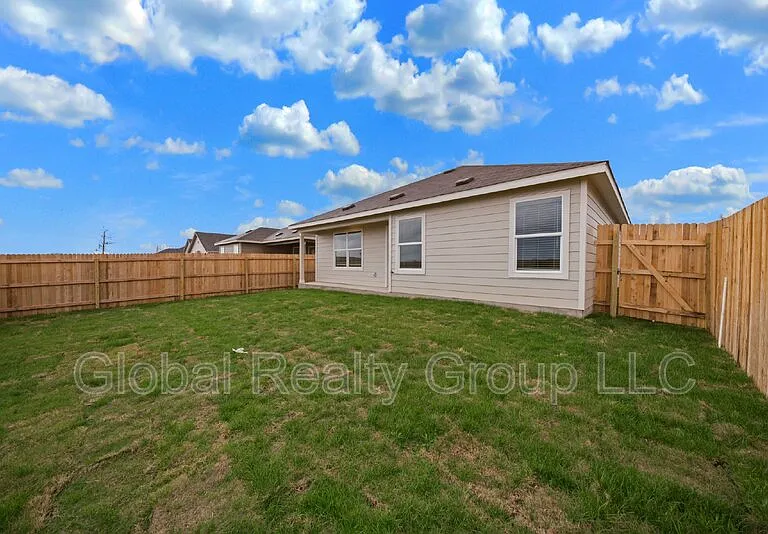 9105 Navarro Vis — Photo 31
