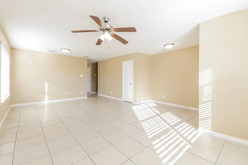 3 bed, 2.0 bath, 1807 sqft, $1,930 — Photo 4