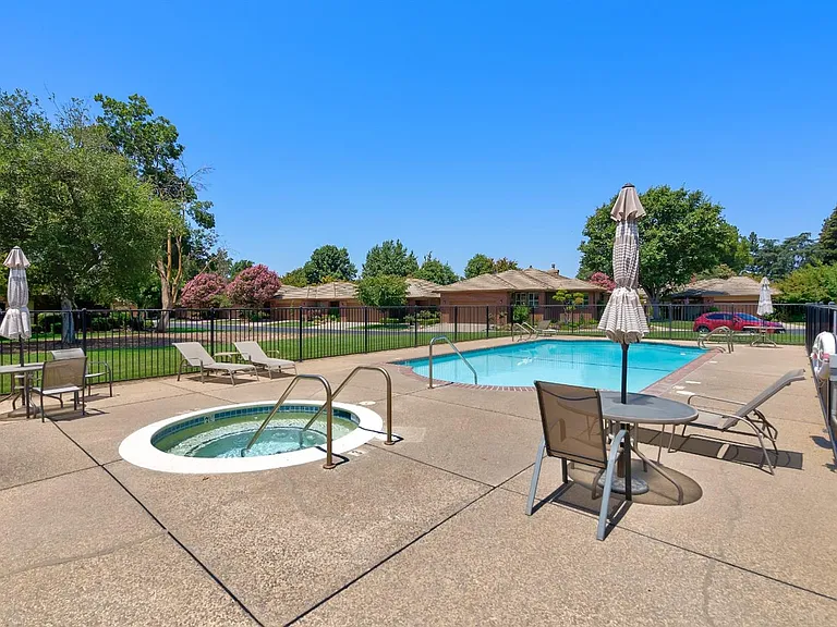 2585 Central Park Dr — Photo 3