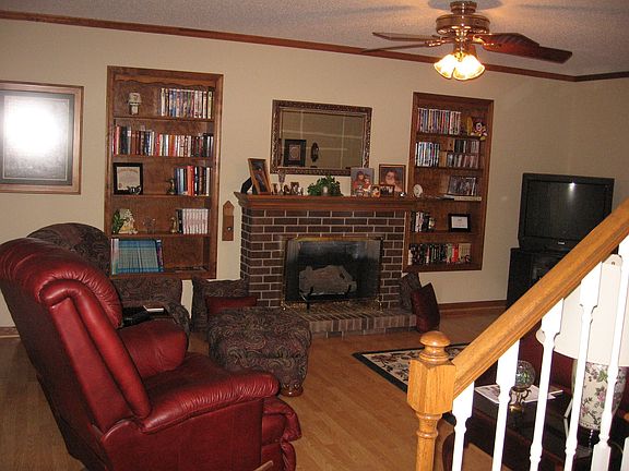 Living room w/fireplace
