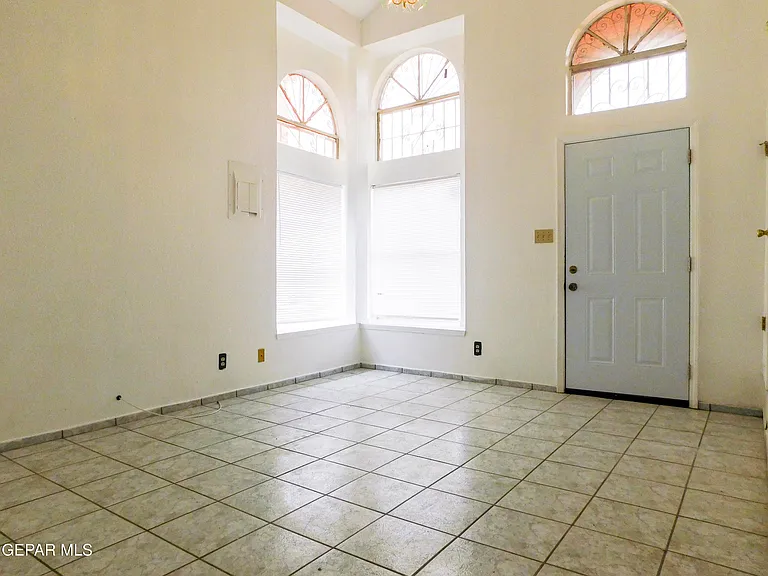 726 Medina St — Photo 6