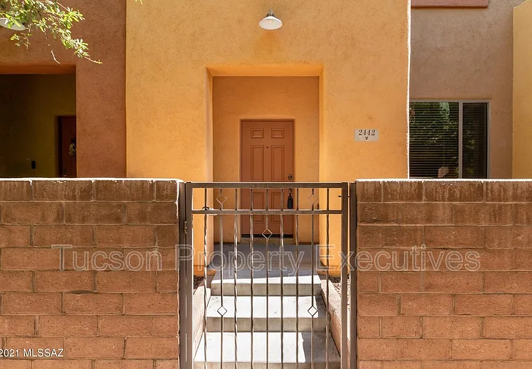 2442 E Emerald Moon Dr #1 — Photo 2