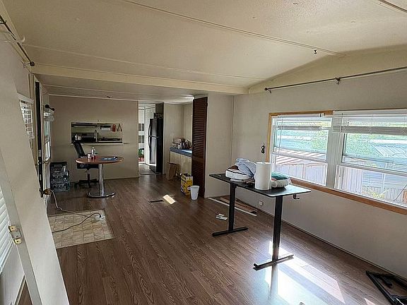 5th image of 404 Slim St
