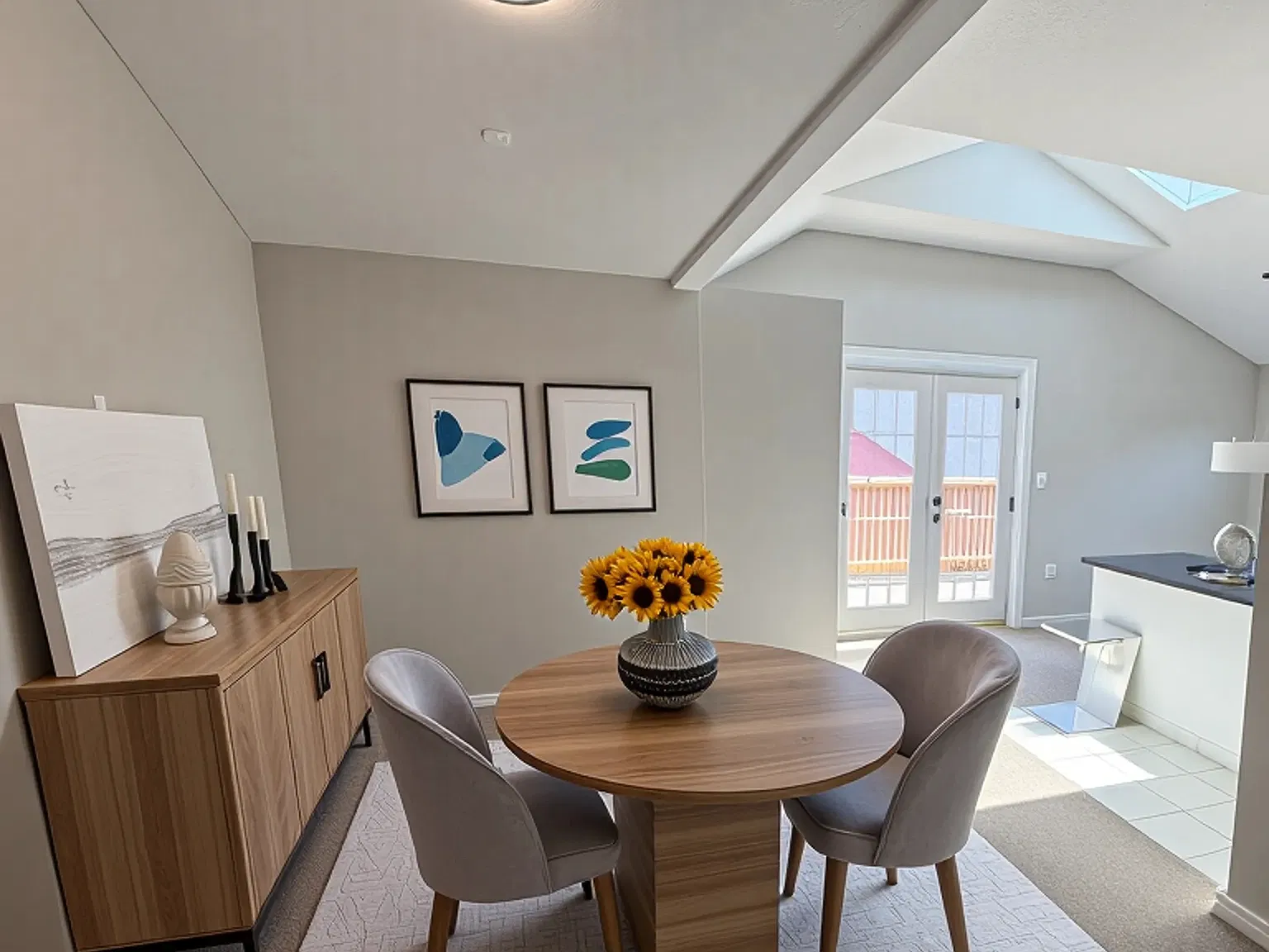 Spacious Studio in Desirable Durand Includes Parking — Photo 2