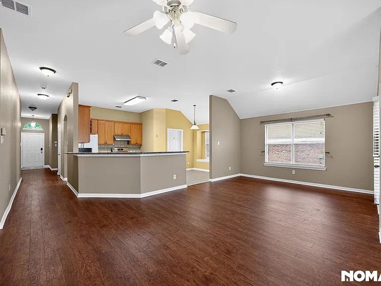 409 Lois Ln — Photo 3
