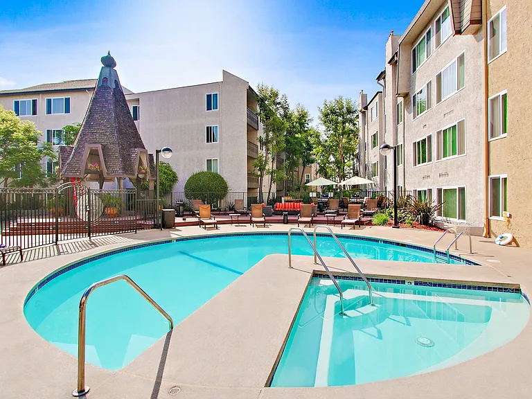 Woodcliff Apartments — Photo 38