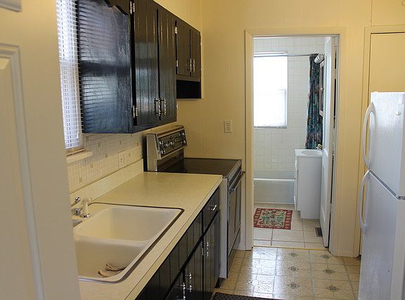 3rd image of 1222 N Prairie Ave