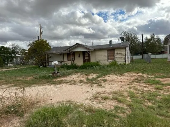 906 Childress St, Robert Lee, TX 76945