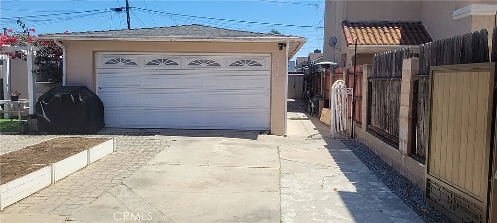 3 bed, 1075 sqft, $3,695 — Photo 2