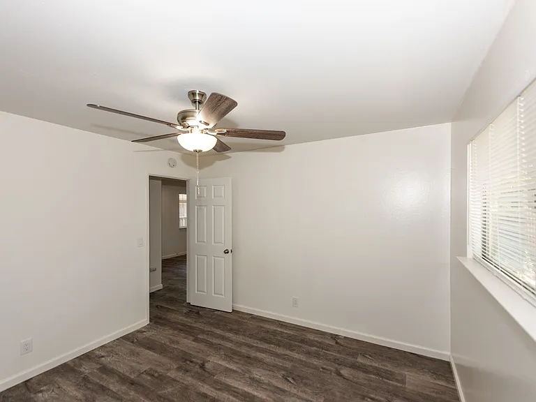 37-41 Sherland Ave — Photo 4