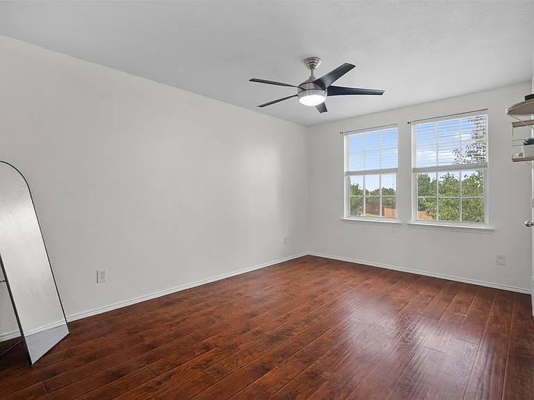 921 Zoe St — Photo 22