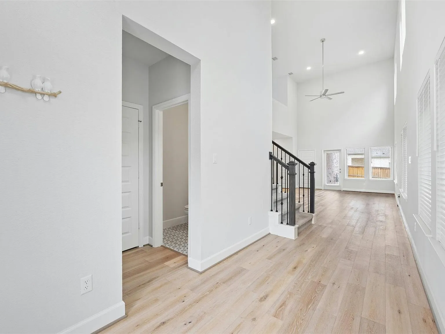 3 bed, 2.5 bath, 2321 sqft, $2,400 — Photo 3