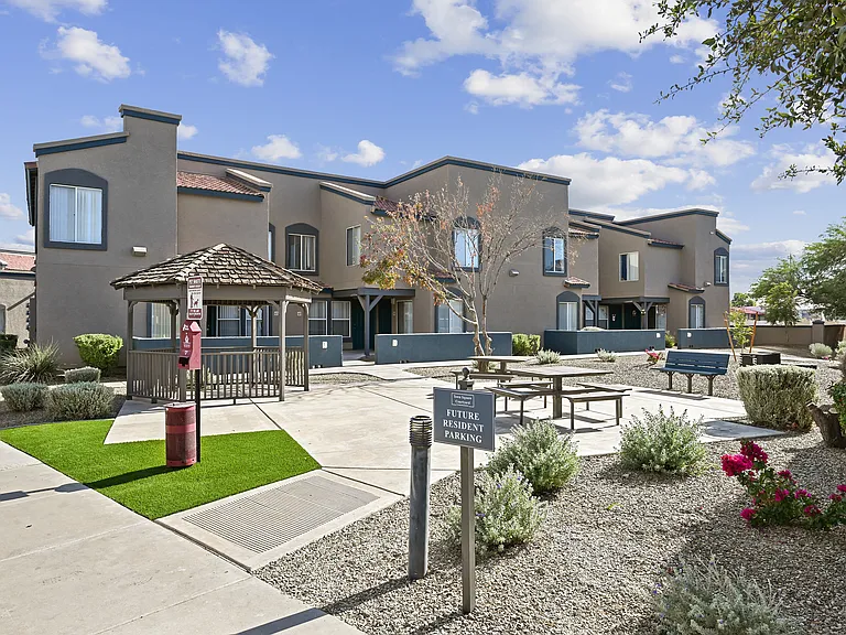 Town Square Courtyard Picnic Area (3)