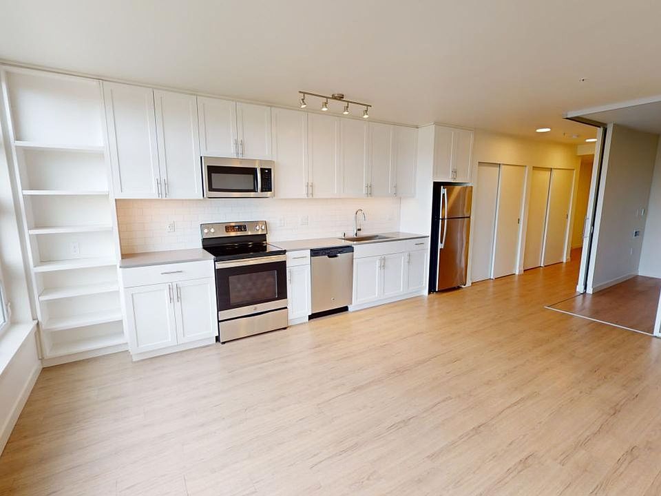 1st image of 6717 Roosevelt Way NE #403
