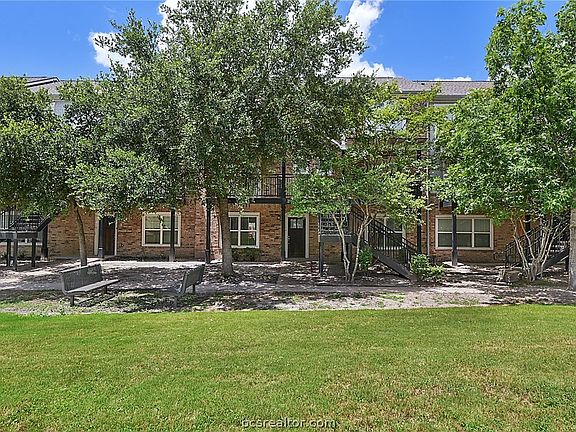 3rd image of 1725 Harvey Mitchell Pkwy S APT 2013
