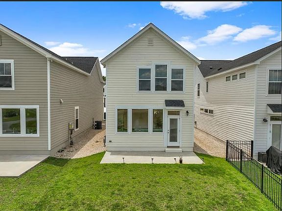 3rd image of 463 Grand Oaks Rd