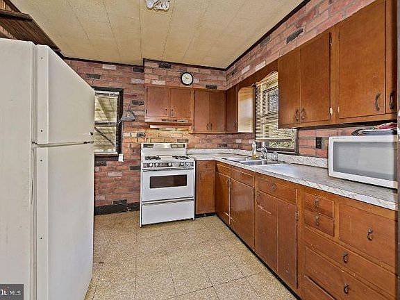 3rd image of 44 Richmond Ave