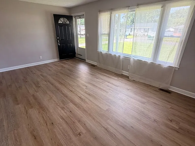 5015 Wellsworth Ave — Photo 5