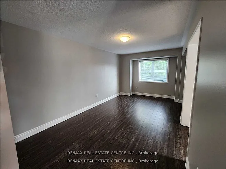 950 Burgess Gdns — Photo 14