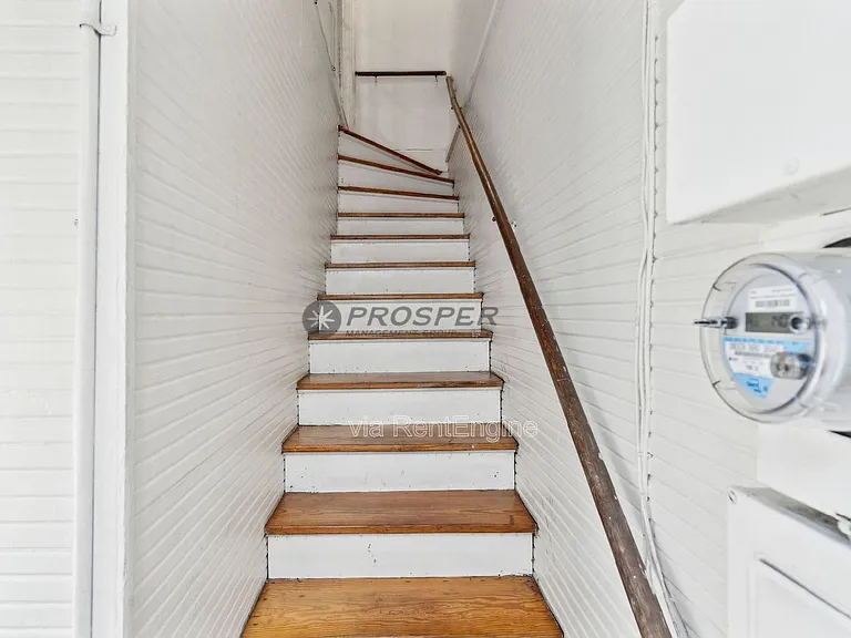 72 1/2 King St — Photo 3