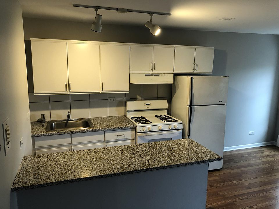 1st image of 1968 N Lincoln Ave APT 6