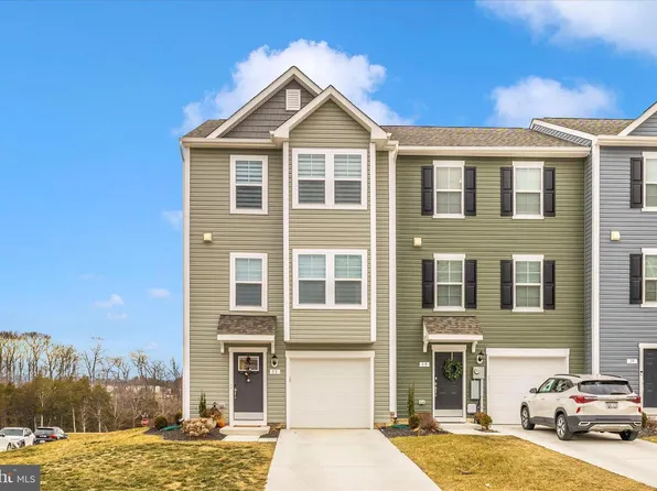 11 Clifton Mnr, Falling Waters, WV 25419