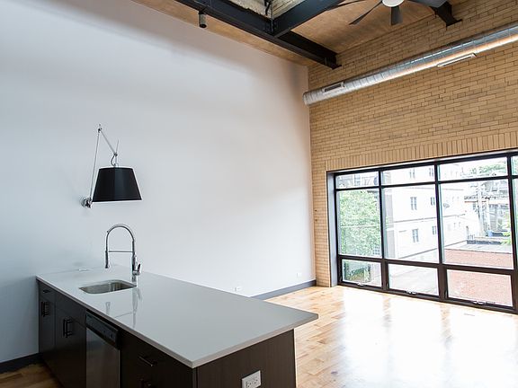 4th image of 1044 W Newport Ave APT 2H