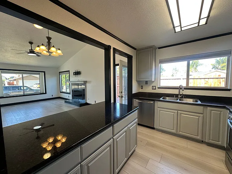365 Diane Ct — Photo 4