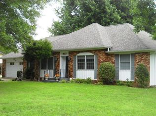 1613 Oak Dr, Aurora, MO 65605