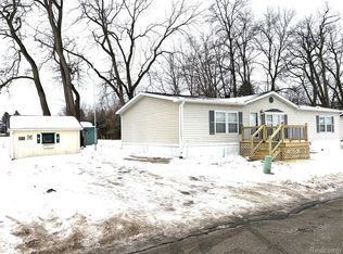 20 S Hill Dr, Linden, MI 48451