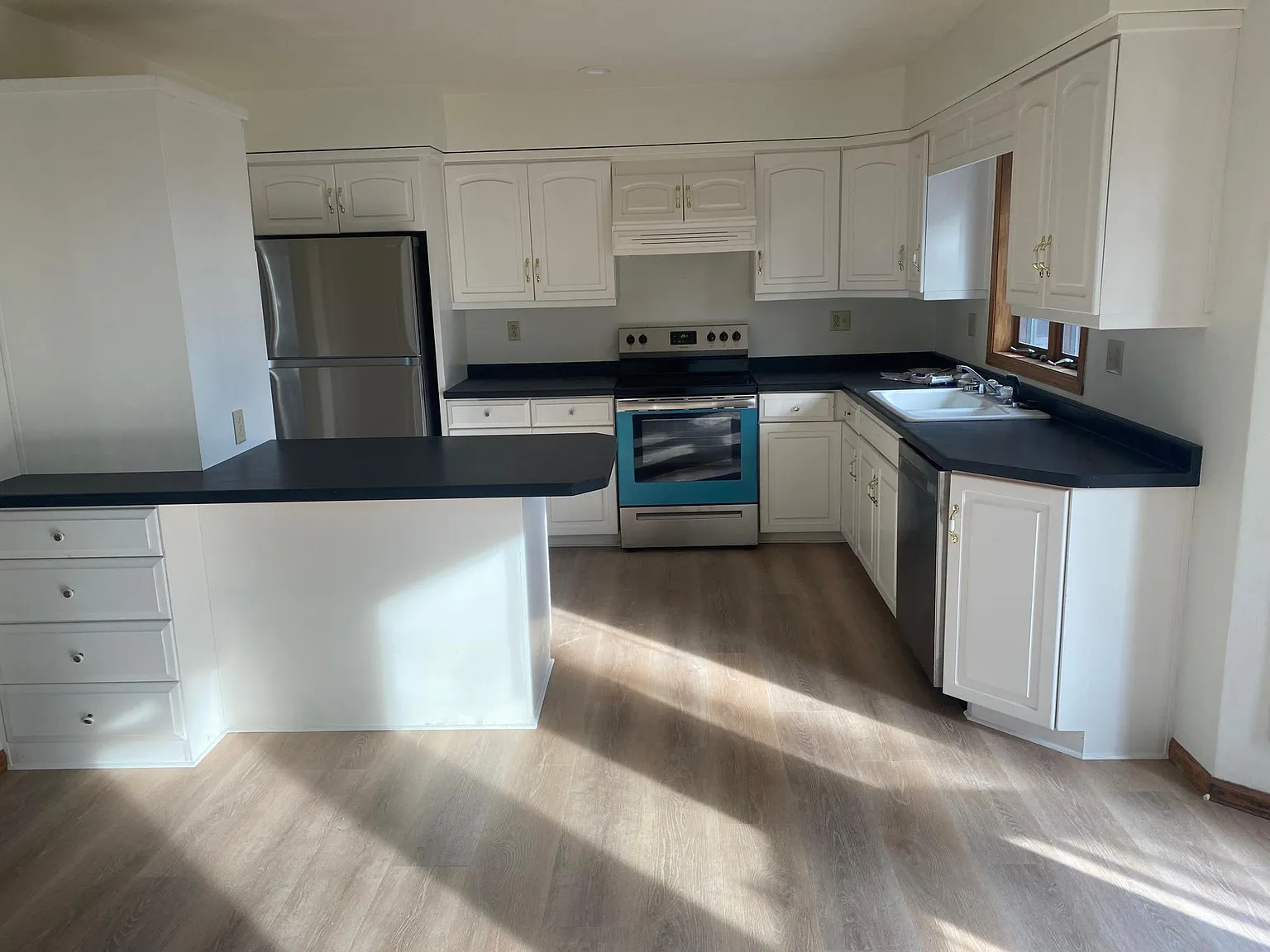 3 bed, 1950 sqft, $1,950 — Photo 3