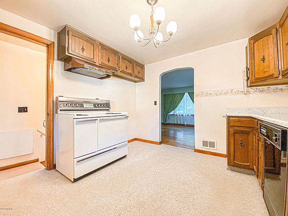 4th image of 619 Helena St