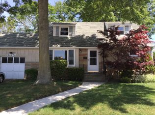21 Eastwood Dr, Massapequa Park, NY 11762