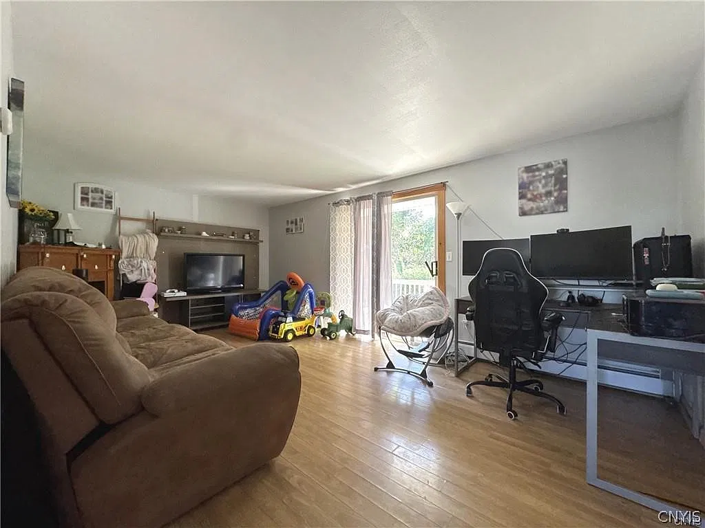 2 bed, 1.0 bath, 2718 sqft, $1,200 — Photo 4