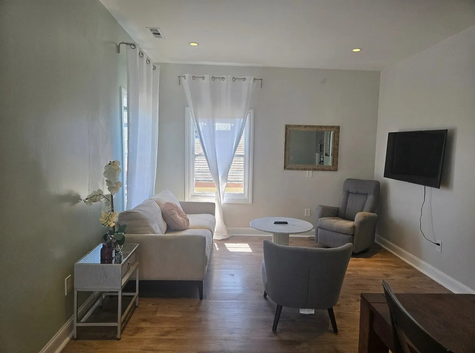 2 bed, 1.0 bath, $5,029 — Photo 1