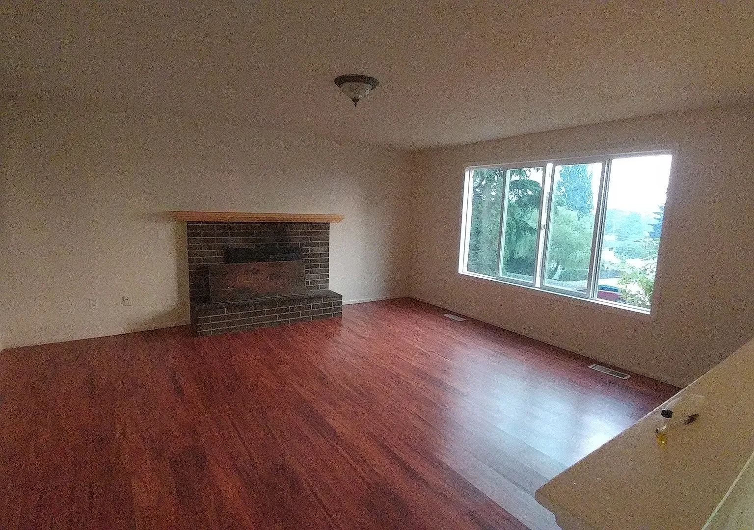 HUGE 6 Bedroom House! 2 Kitchens and 4 Separate Entrances Fully Fenced Yard and Pets Welcome — Photo 3