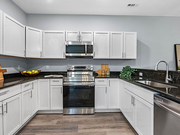 3rd image of 211 Longfellow Ln #211