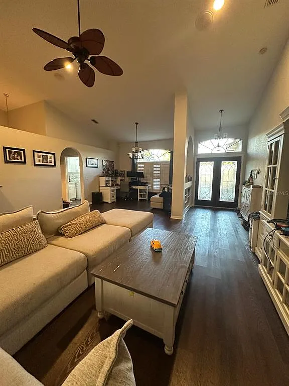 4 bed, 2.5 bath, 2343 sqft, $3,600 — Photo 4