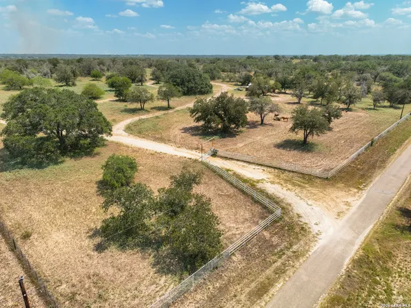 445 Private Road 7822, Natalia, TX 78059